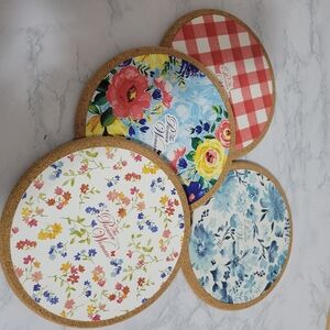 4 pc Pioneer Woman Cork Trivet Set. Excellent Condition